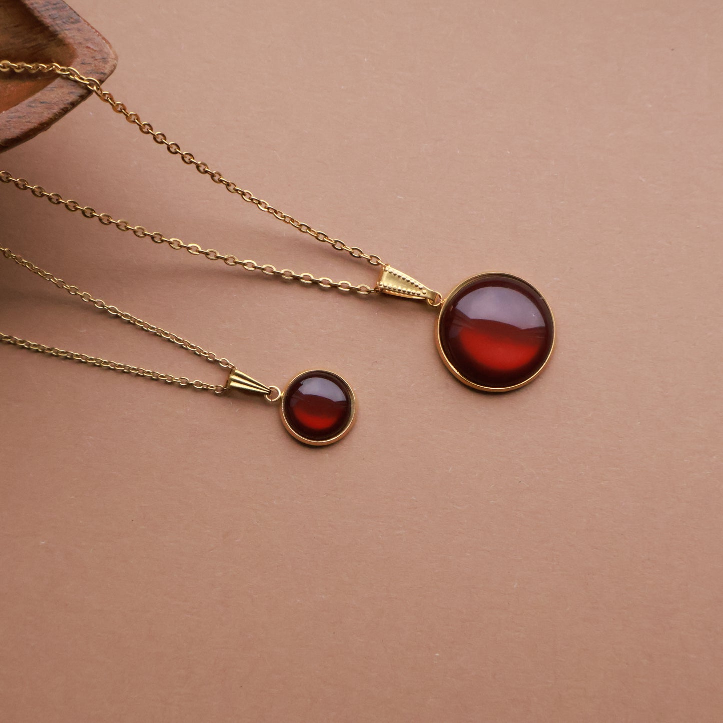 Goldene Halskette mit rundem Anhänger in Braun (2 cm), Edelstahl