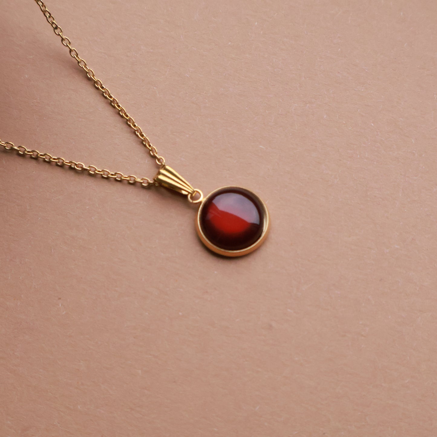 Goldene Halskette mit rundem Anhänger in Braun (1,2 cm), Edelstahl