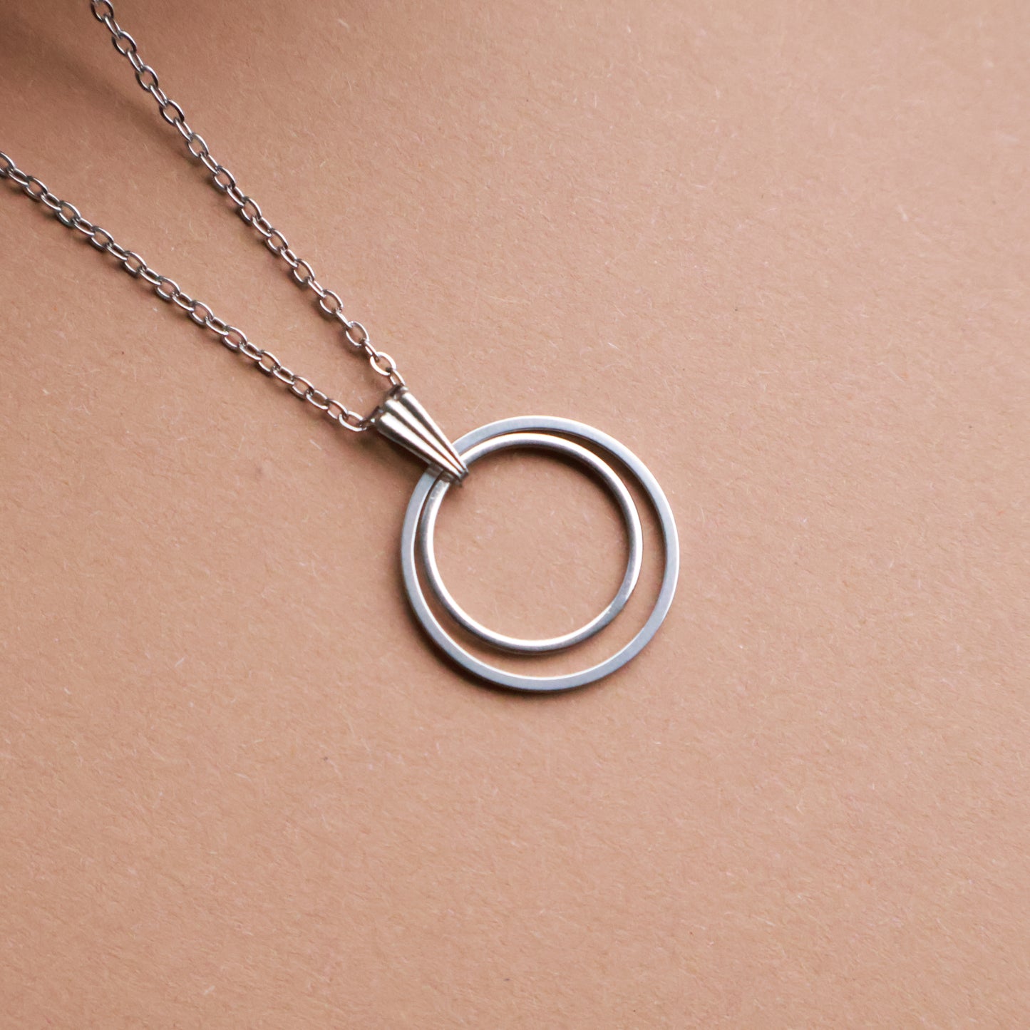 Halskette aus Edelstahl mit Doppelkreis-Anhänger