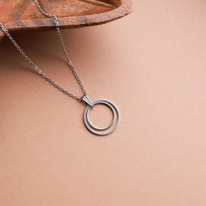 Halskette aus Edelstahl mit Doppelkreis-Anhänger