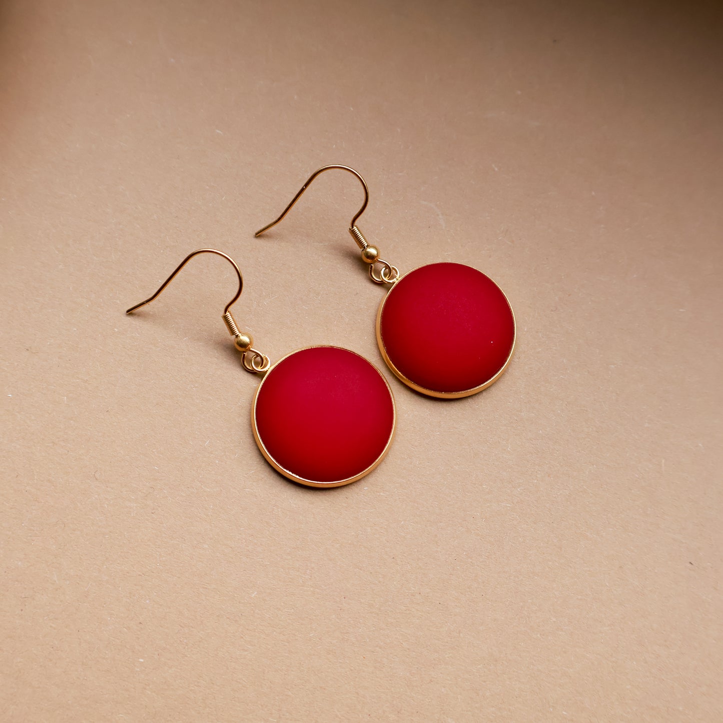 Runde Ohrringe in Rot Matt und Gold aus Edelstahl