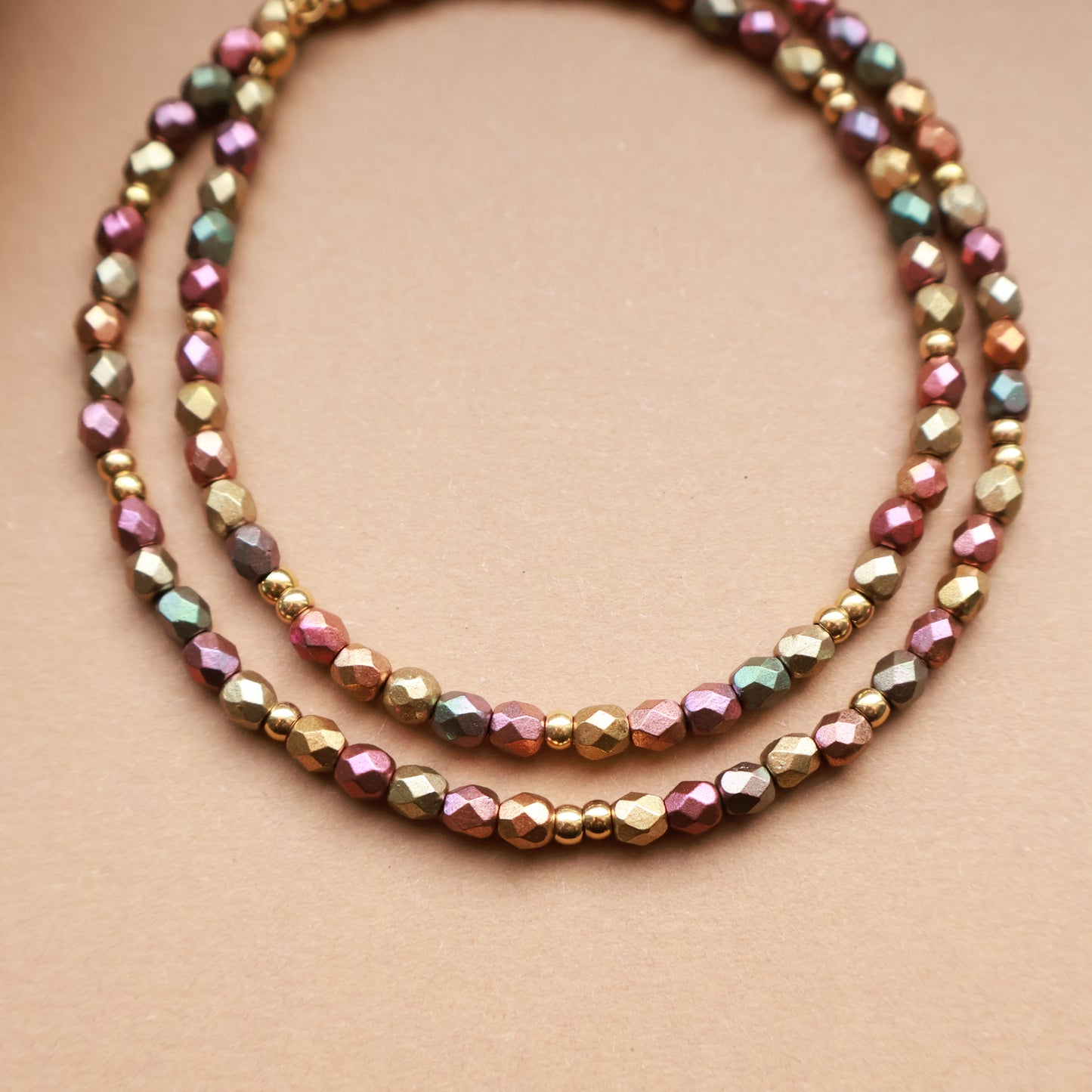 Perlenkette in warmen Erdtönen und Gold, Perlen mit Metallic-Matt Effekt