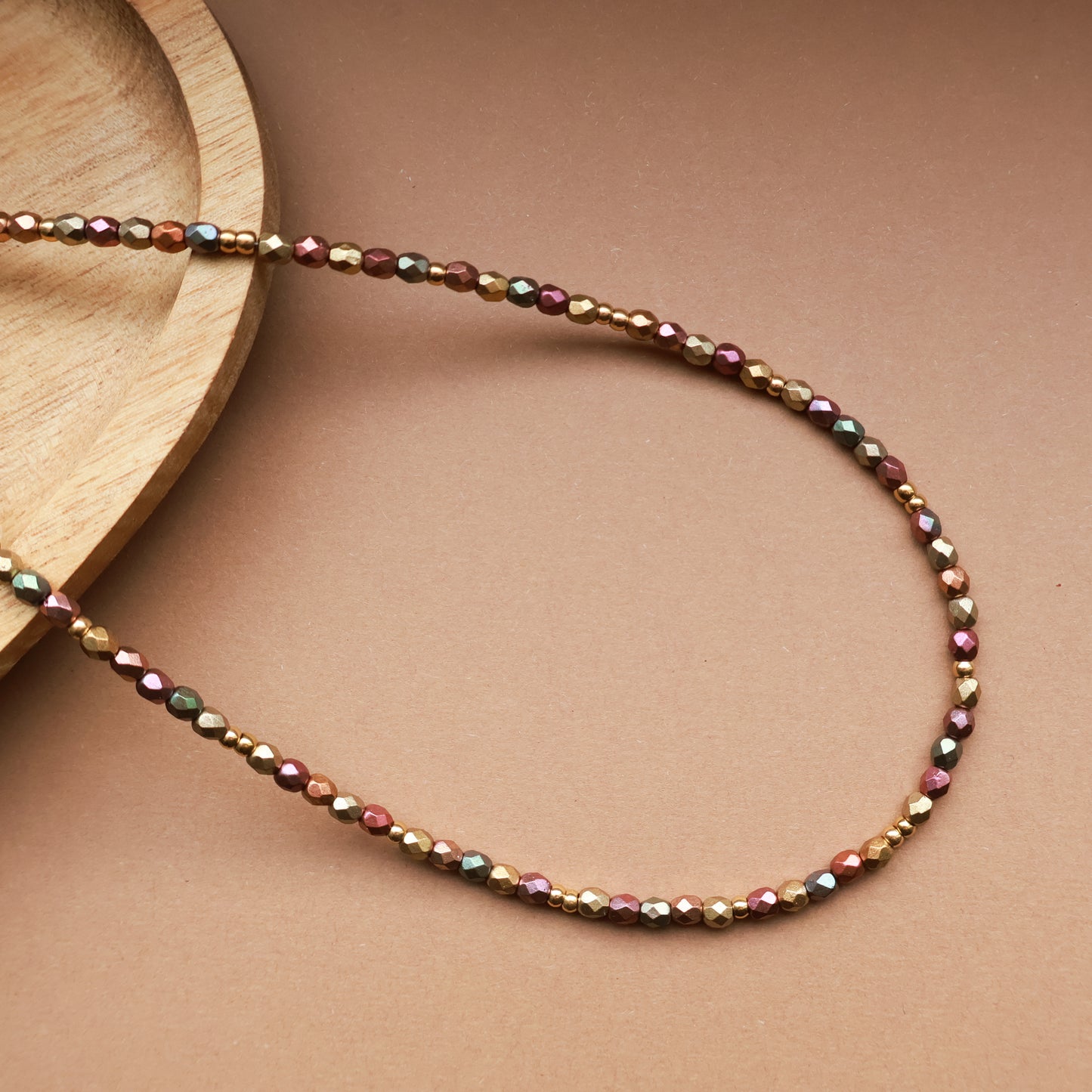 Perlenkette in warmen Erdtönen und Gold, Perlen mit Metallic-Matt Effekt