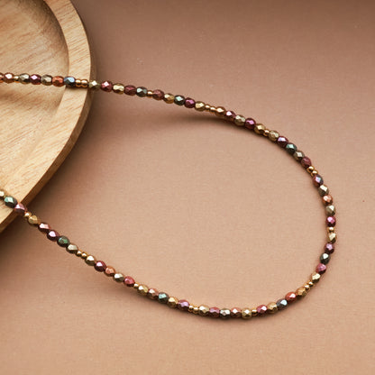 Perlenkette in warmen Erdtönen und Gold, Perlen mit Metallic-Matt Effekt