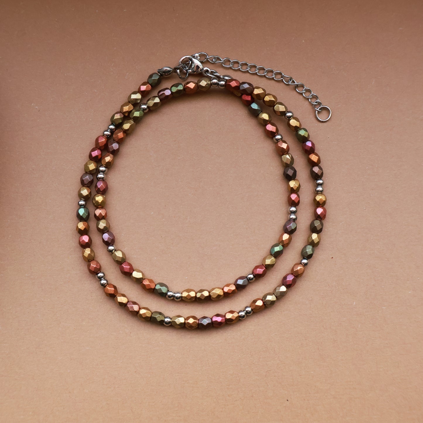 Perlenkette in warmen Erdtönen und Silber, Perlen mit Metallic-Matt Effekt