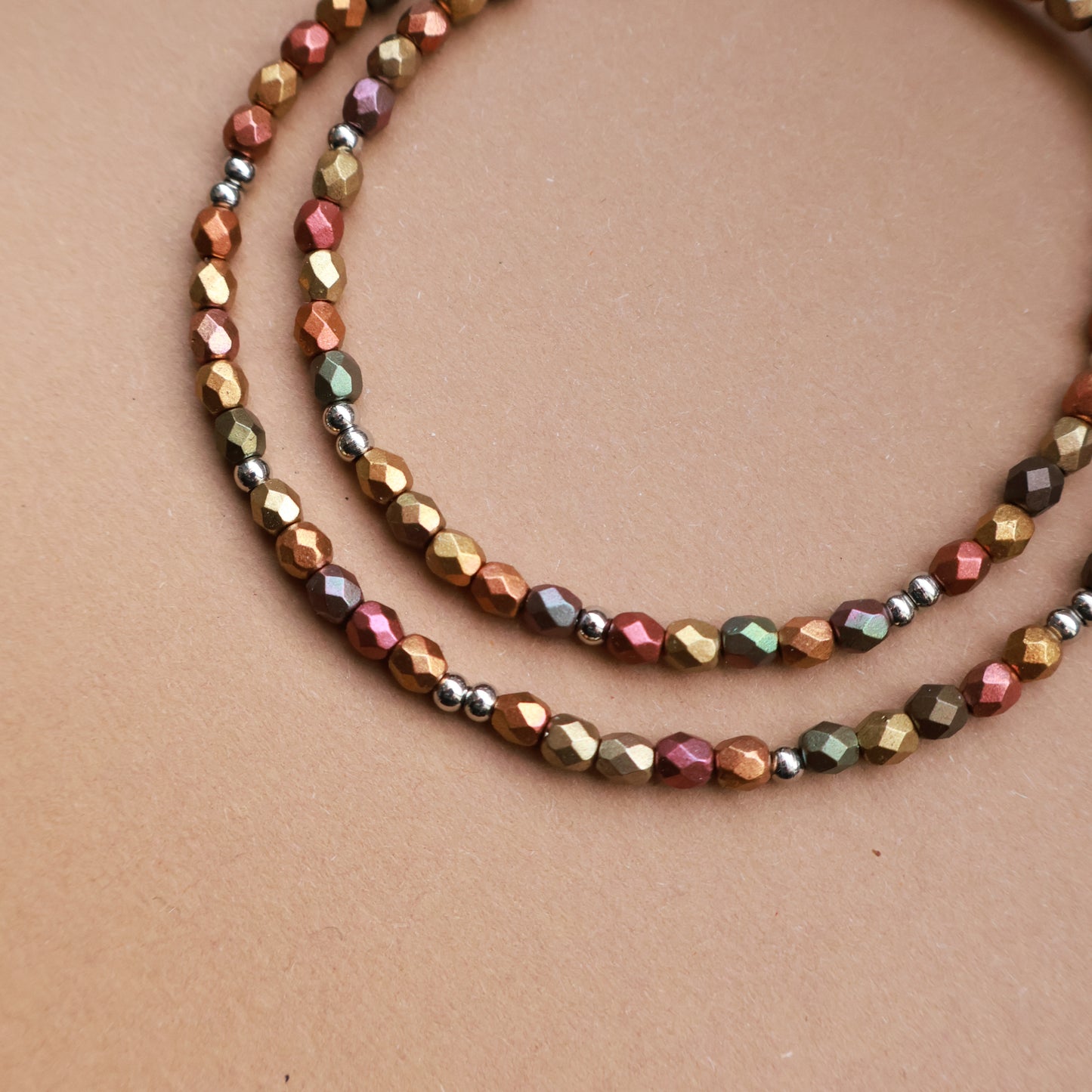 Perlenkette in warmen Erdtönen und Silber, Perlen mit Metallic-Matt Effekt