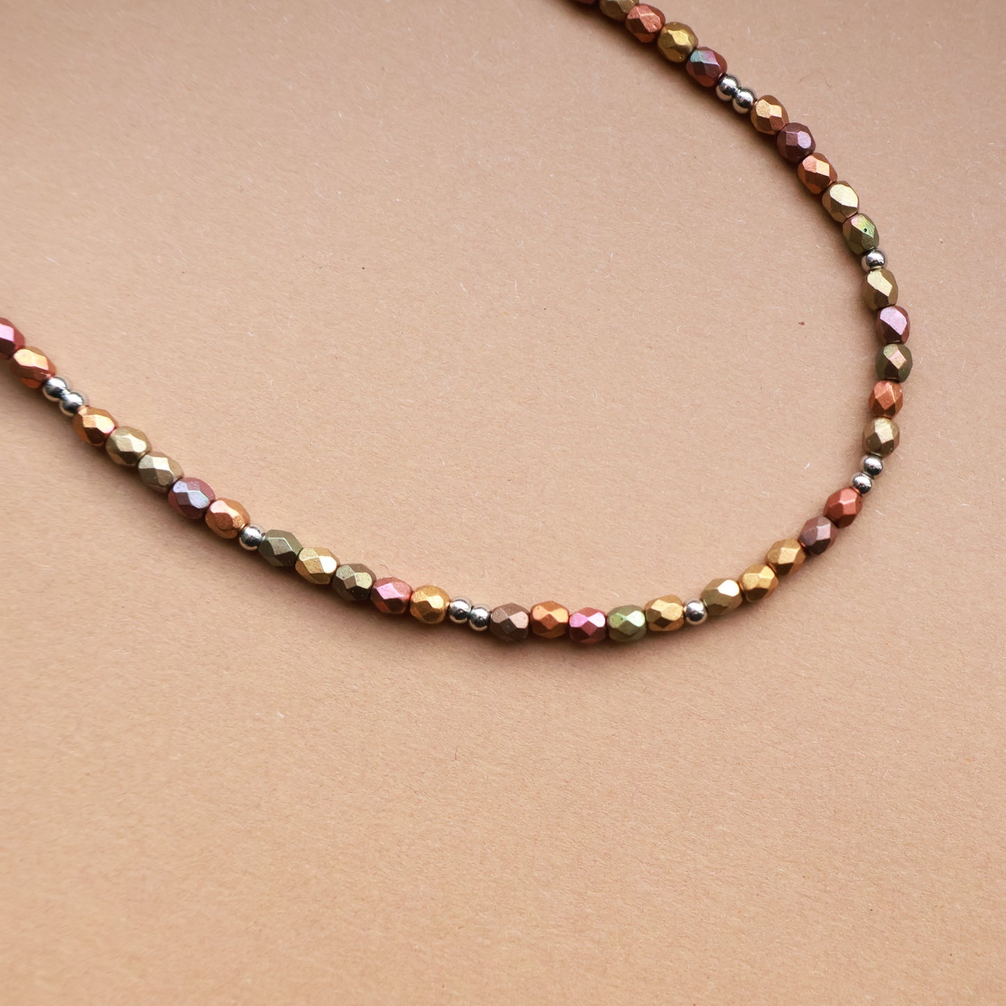 Perlenkette in warmen Erdtönen und Silber, Perlen mit Metallic-Matt Effekt