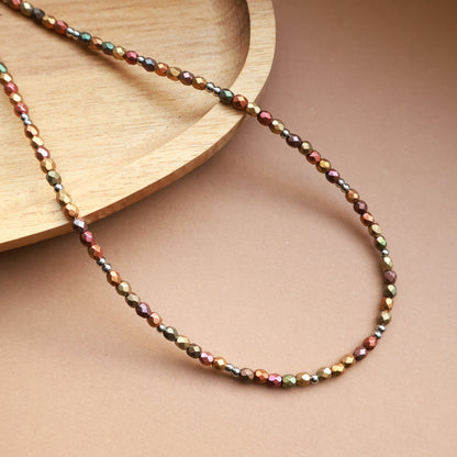 Perlenkette in warmen Erdtönen und Silber, Perlen mit Metallic-Matt Effekt