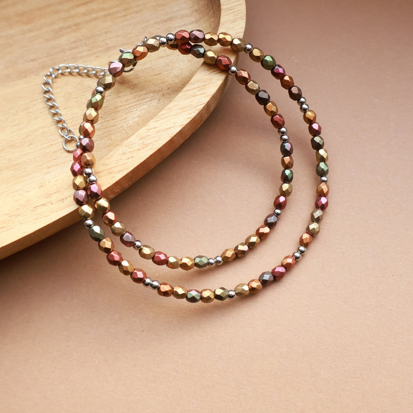 Perlenkette in warmen Erdtönen und Silber, Perlen mit Metallic-Matt Effekt