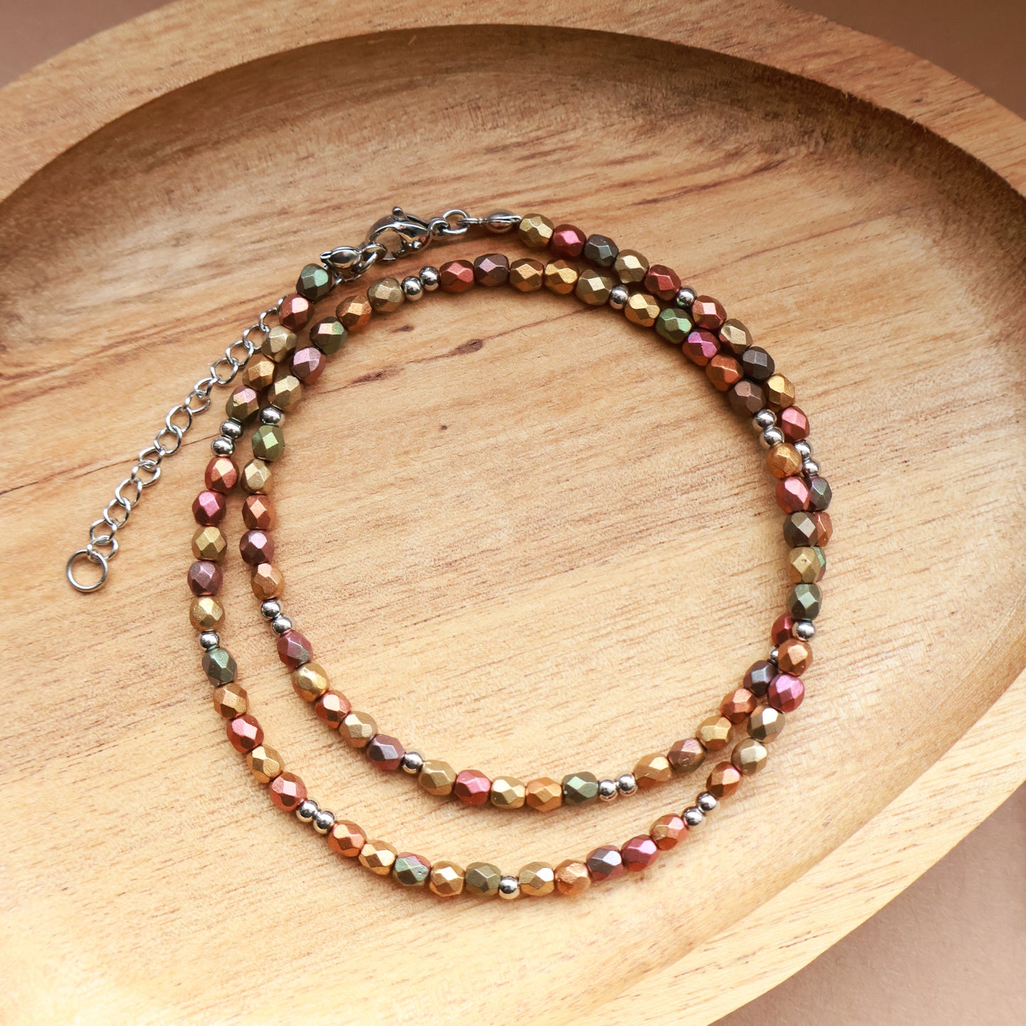 Perlenkette in warmen Erdtönen und Silber, Perlen mit Metallic-Matt Effekt