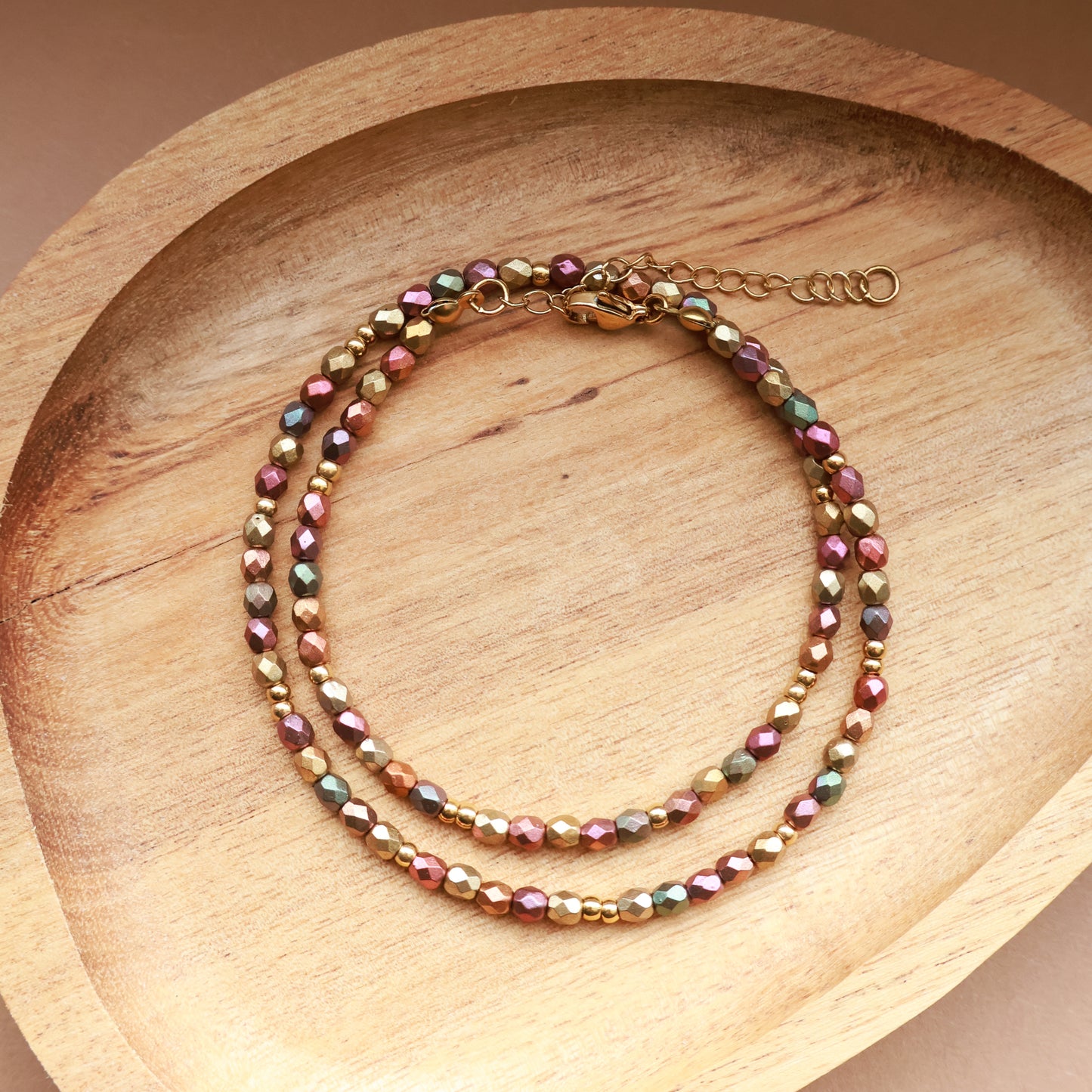 Perlenkette in warmen Erdtönen und Gold, Perlen mit Metallic-Matt Effekt