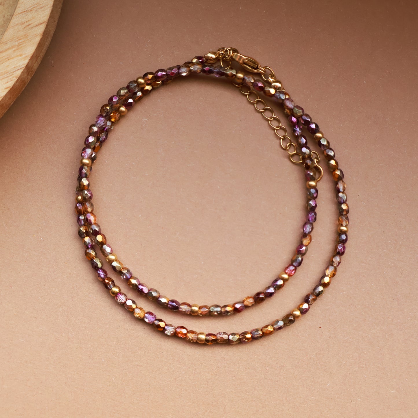 Halskette Ember in funkelnden Erdtönen, Handgefertigte Perlenkette mit vergoldetem Edelstahl
