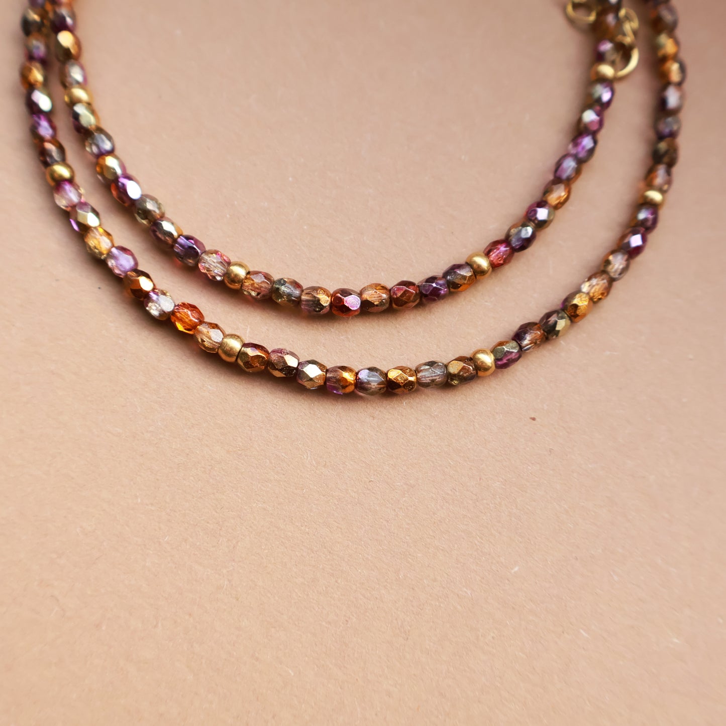 Halskette Ember in funkelnden Erdtönen, Handgefertigte Perlenkette mit vergoldetem Edelstahl