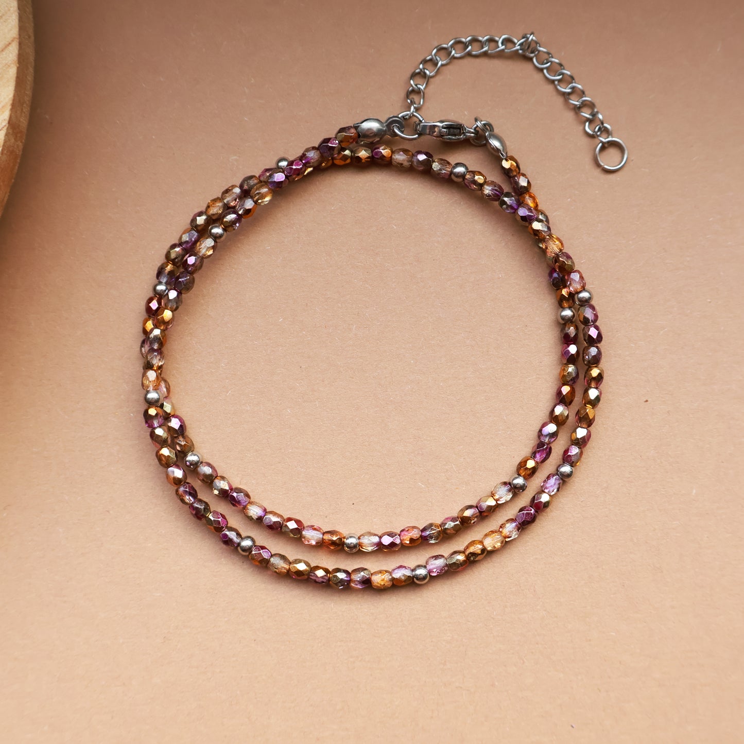 Halskette Ember in funkelnden Erdtönen, Handgefertigte Perlenkette aus Edelstahl in Silber