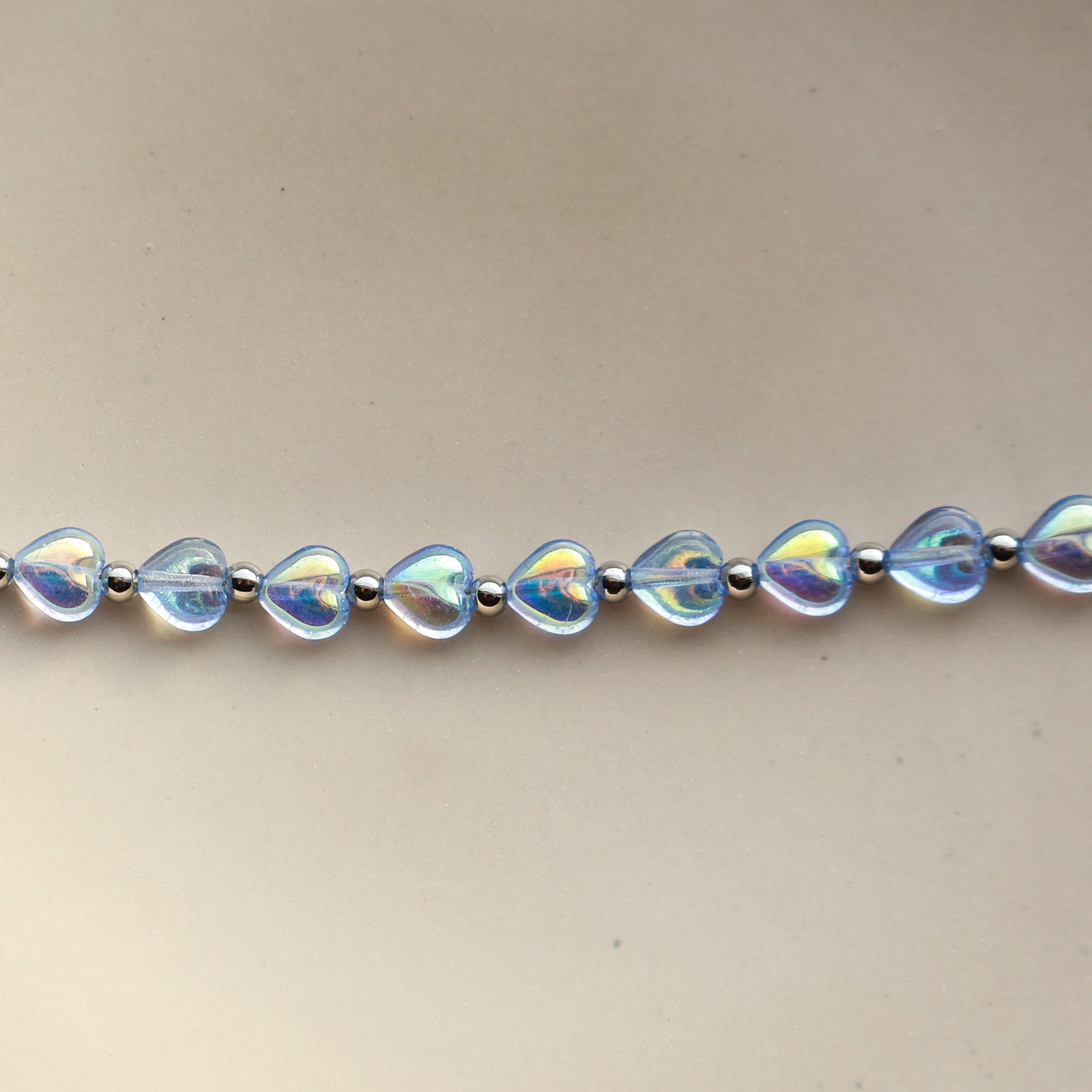 Armband mit Perlen in Herzform, Hellblau und Silber