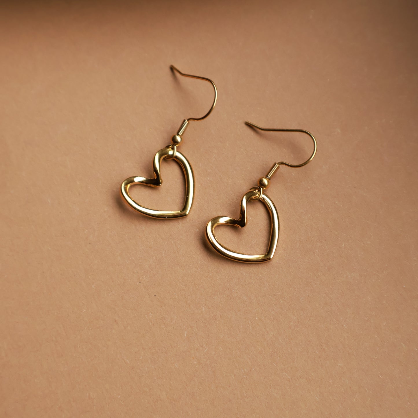 Herz Ohrringe in Gold aus Edelstahl, offenes Herz Design