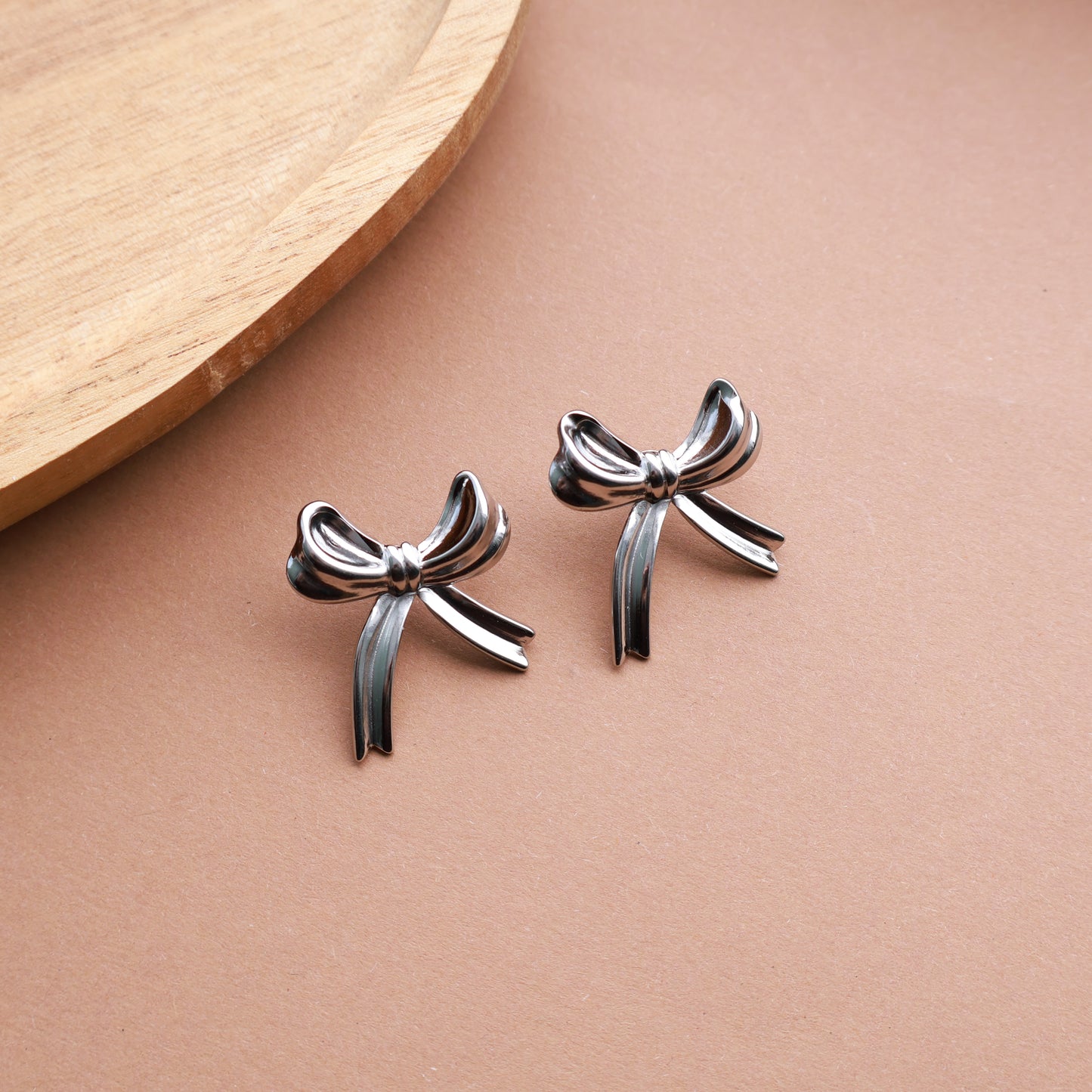 Schleifen-Ohrringe in Silber aus Edelstahl