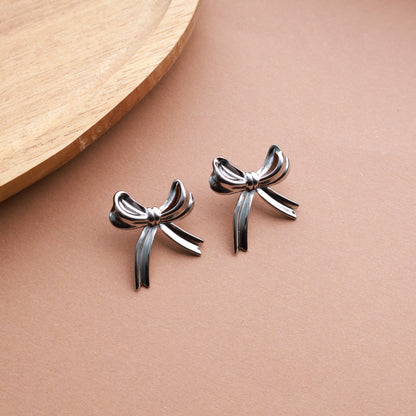 Schleifen-Ohrringe in Silber aus Edelstahl