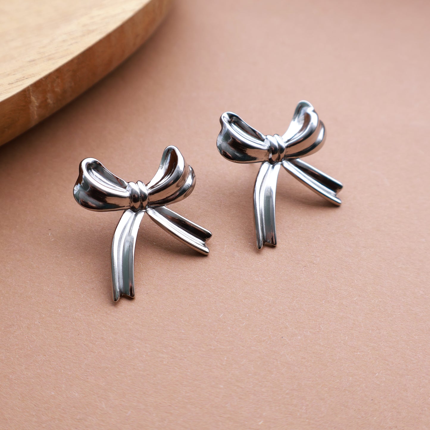 Schleifen-Ohrringe in Silber aus Edelstahl