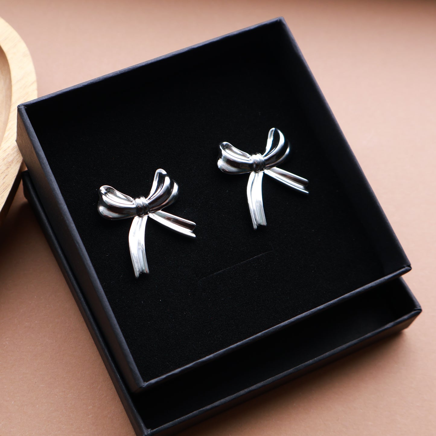 Schleifen-Ohrringe in Silber aus Edelstahl