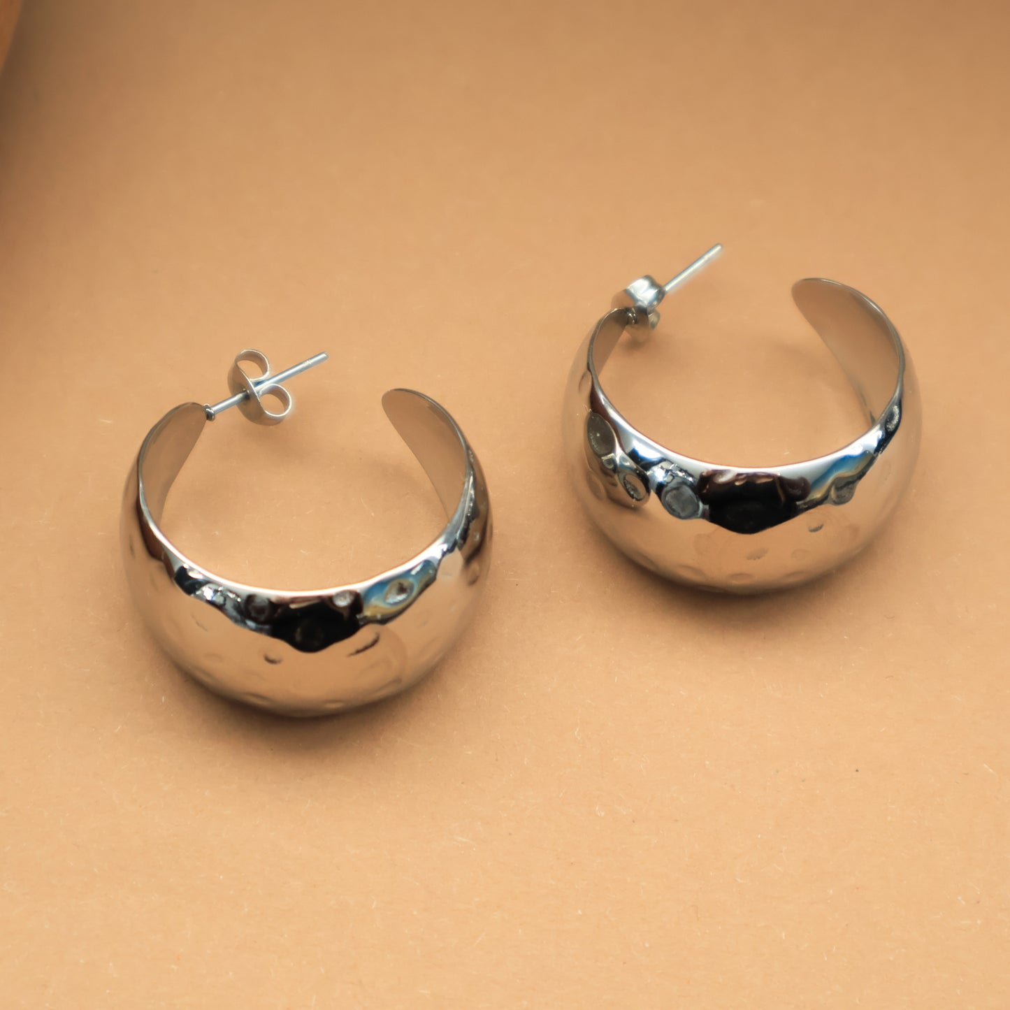 Silberne Creolen mit strukturierter Oberfläche, Edelstahl