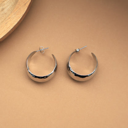 Silberne Creolen mit strukturierter Oberfläche, Edelstahl