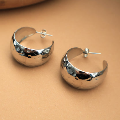 Silberne Creolen mit strukturierter Oberfläche, Edelstahl