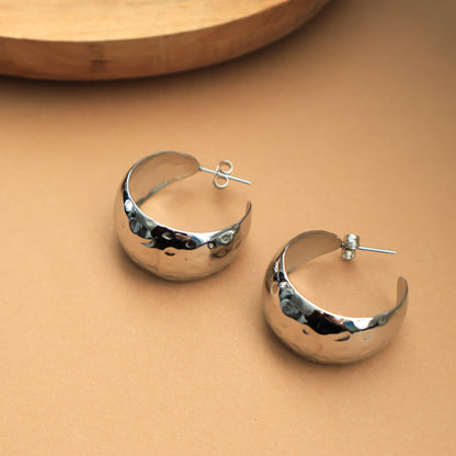 Silberne Creolen mit strukturierter Oberfläche, Edelstahl