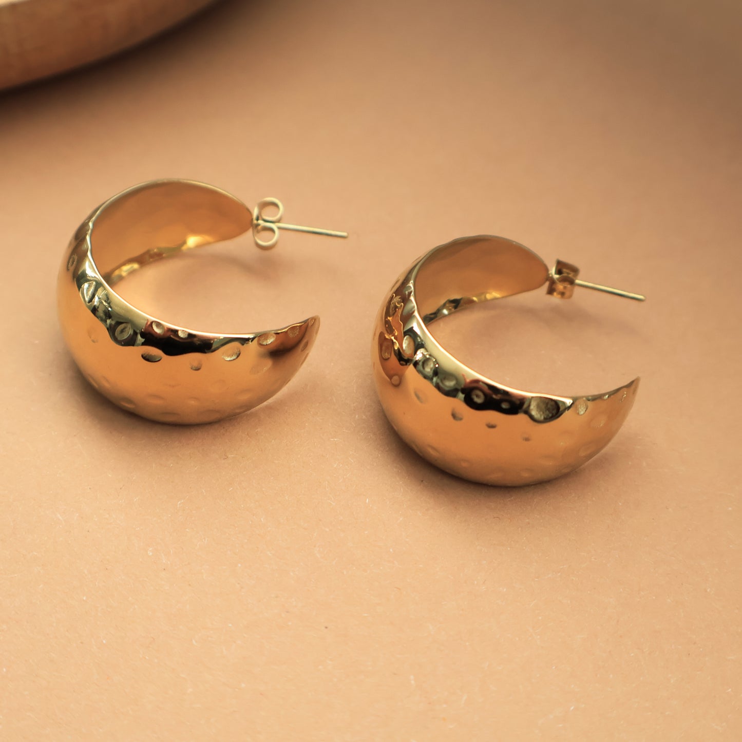 Goldene Creolen mit strukturierter Oberfläche, Edelstahl