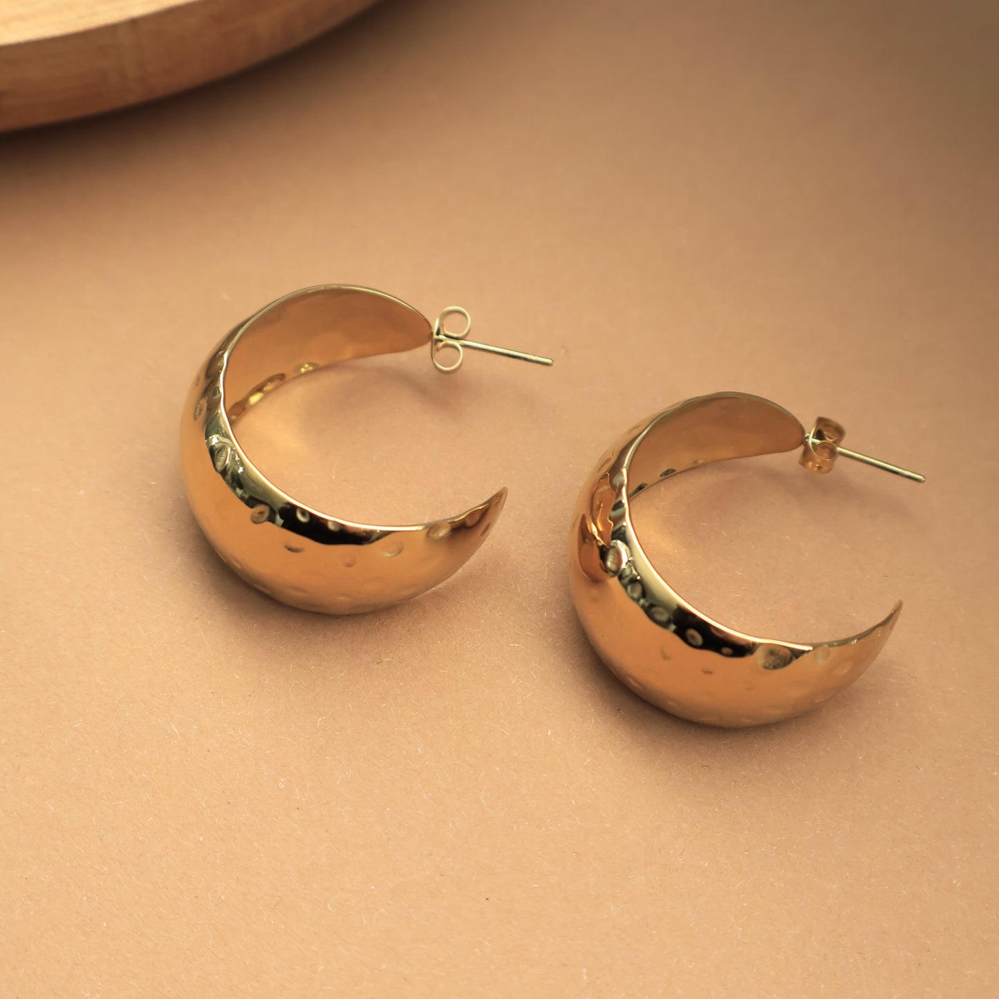 Goldene Creolen mit strukturierter Oberfläche, Edelstahl