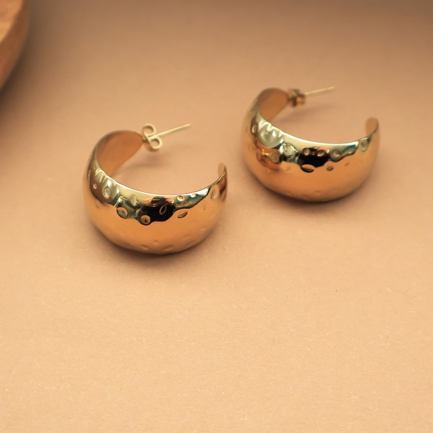 Goldene Creolen mit strukturierter Oberfläche, Edelstahl