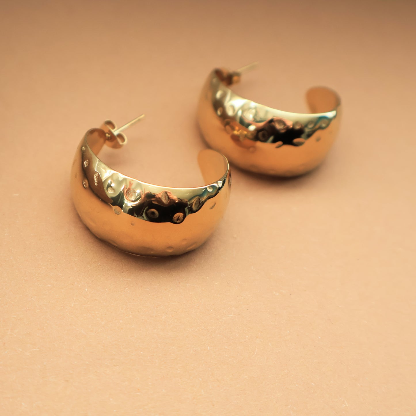 Goldene Creolen mit strukturierter Oberfläche, Edelstahl