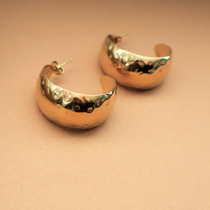 Goldene Creolen mit strukturierter Oberfläche, Edelstahl