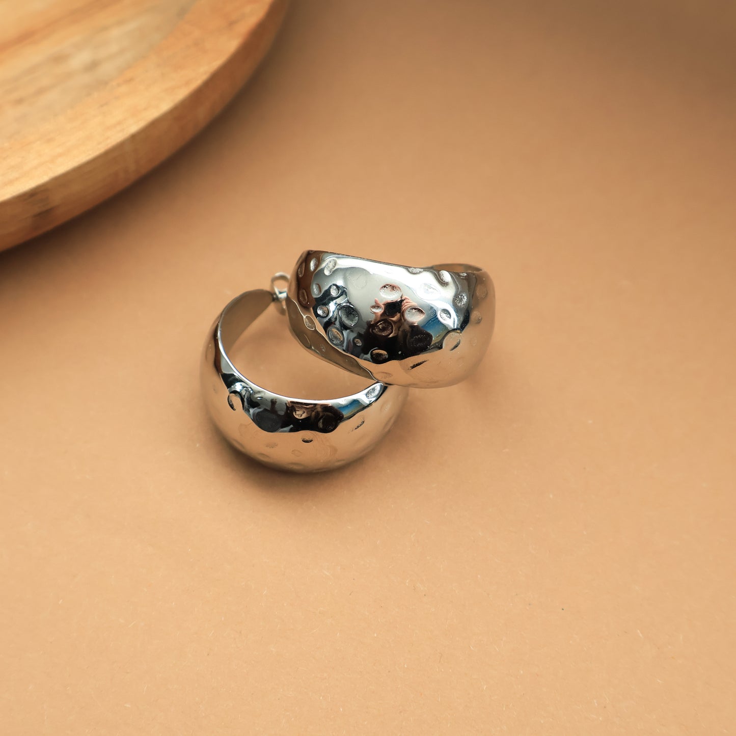 Silberne Creolen mit strukturierter Oberfläche, Edelstahl