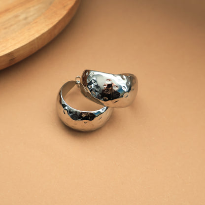 Silberne Creolen mit strukturierter Oberfläche, Edelstahl