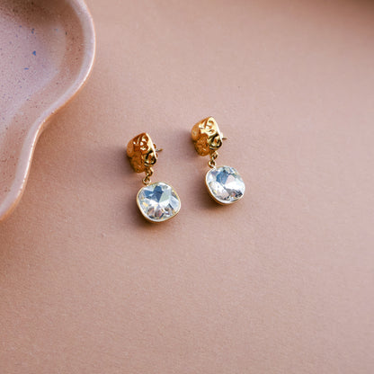 Goldene Edelstahl Ohrringe mit Kristallanhänger, quadratische Ohrstecker gehämmert