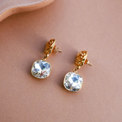 Goldene Edelstahl Ohrringe mit Kristallanhänger, quadratische Ohrstecker gehämmert