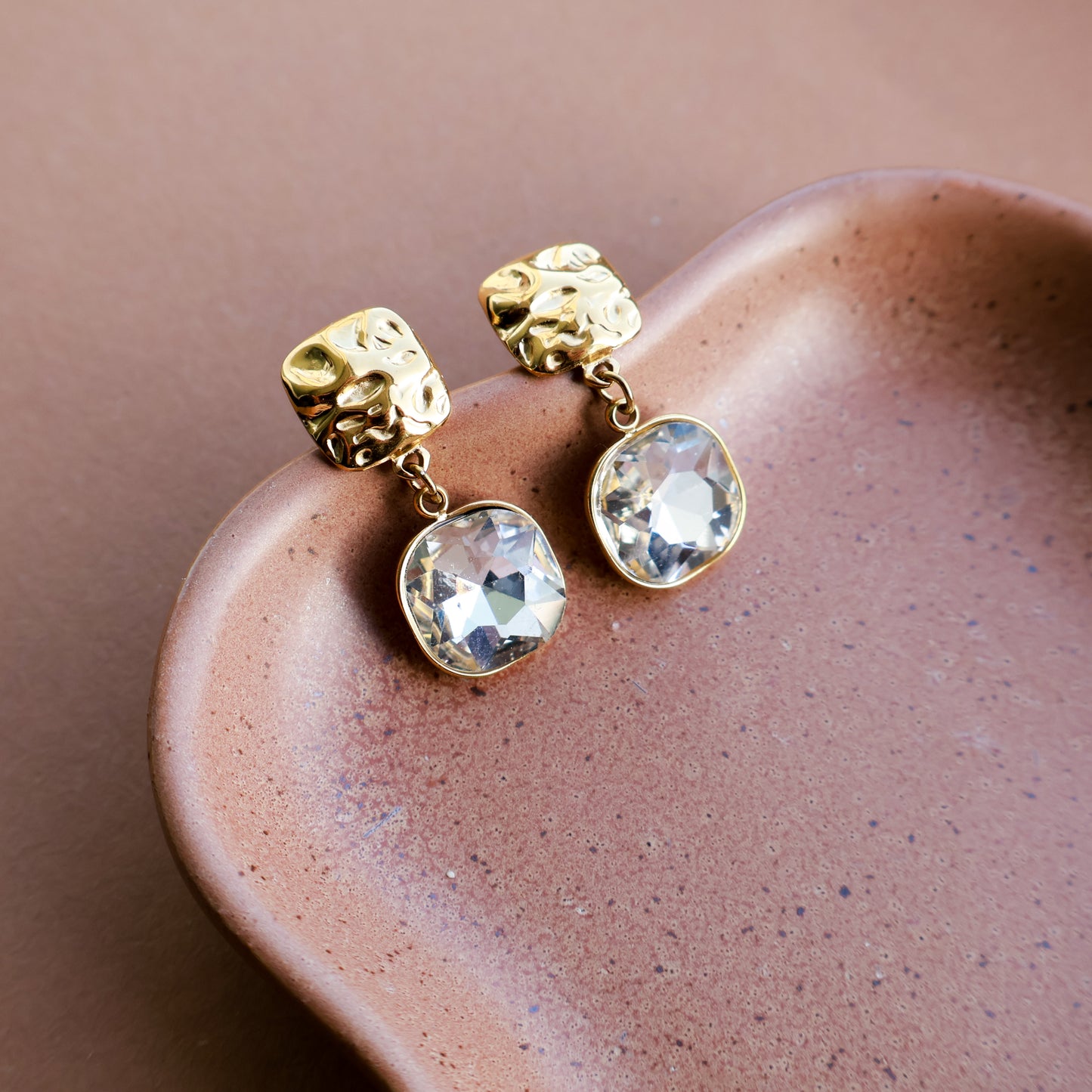 Goldene Edelstahl Ohrringe mit Kristallanhänger, quadratische Ohrstecker gehämmert