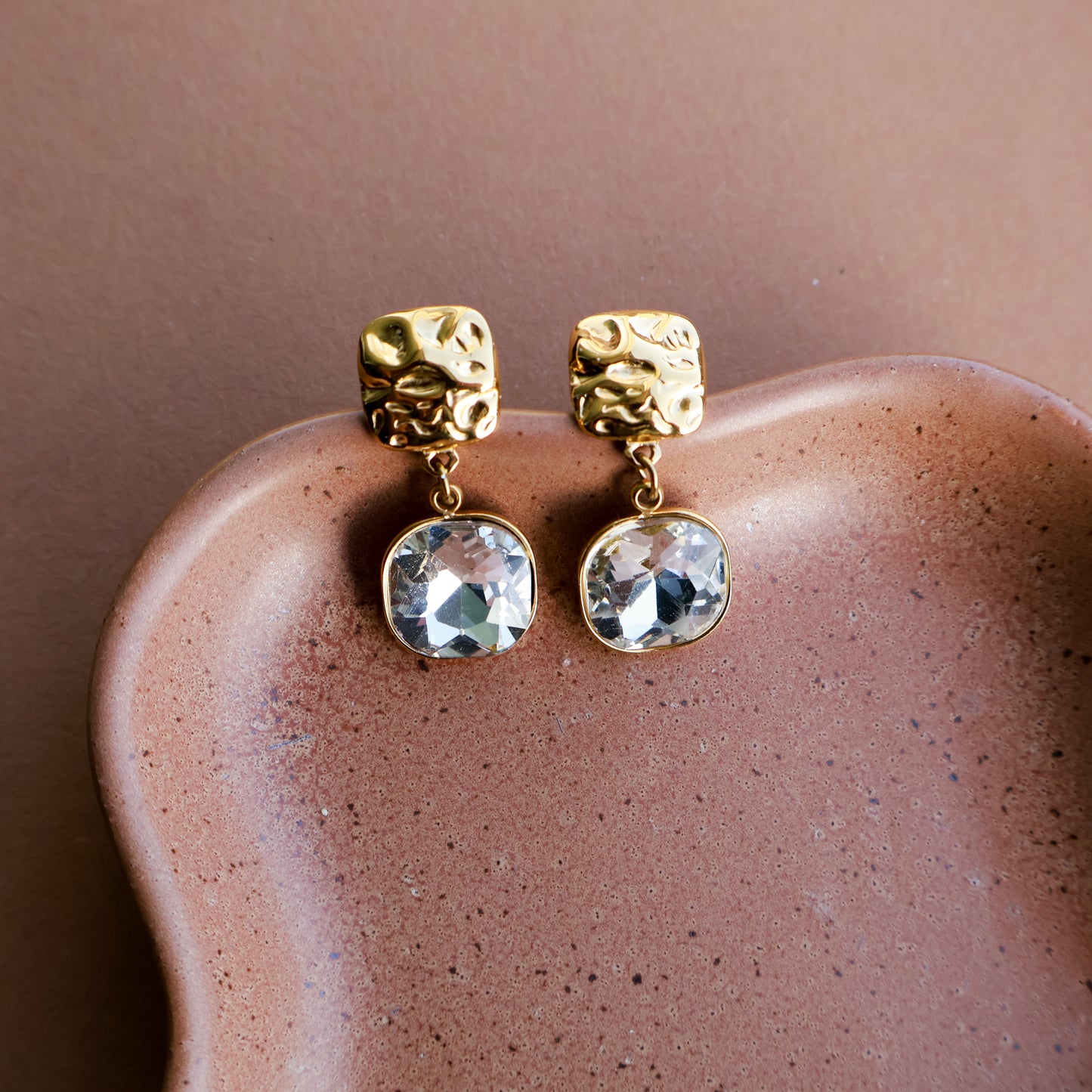 Goldene Edelstahl Ohrringe mit Kristallanhänger, quadratische Ohrstecker gehämmert