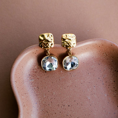 Goldene Edelstahl Ohrringe mit Kristallanhänger, quadratische Ohrstecker gehämmert