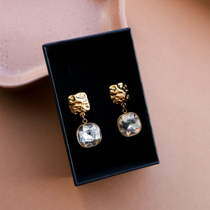 Goldene Edelstahl Ohrringe mit Kristallanhänger, quadratische Ohrstecker gehämmert