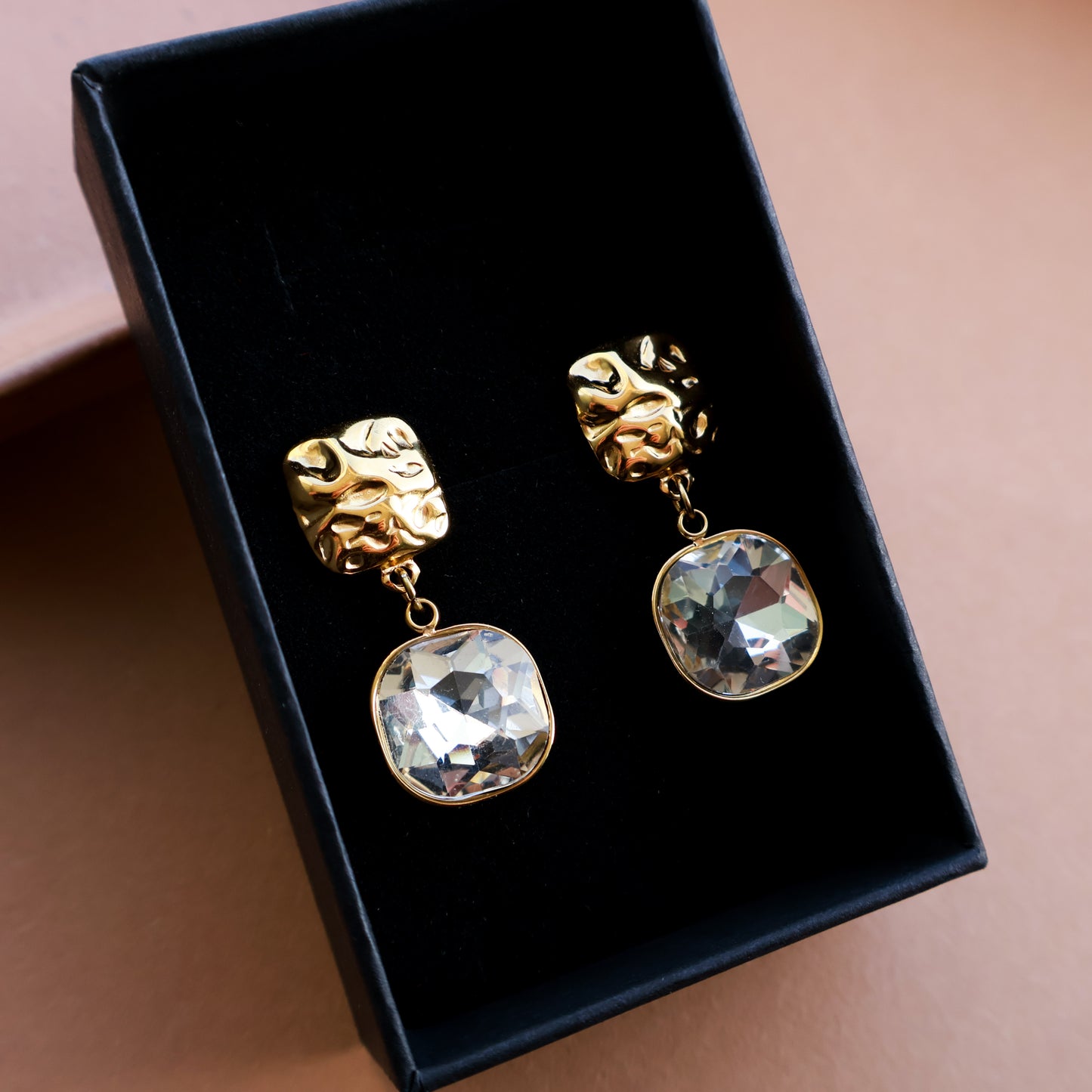 Goldene Edelstahl Ohrringe mit Kristallanhänger, quadratische Ohrstecker gehämmert