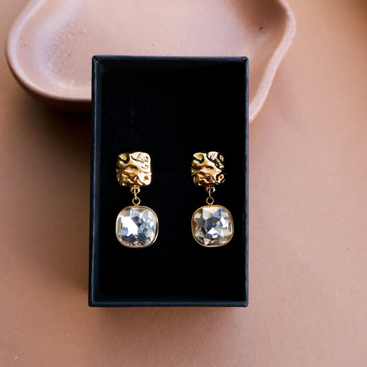 Goldene Edelstahl Ohrringe mit Kristallanhänger, quadratische Ohrstecker gehämmert