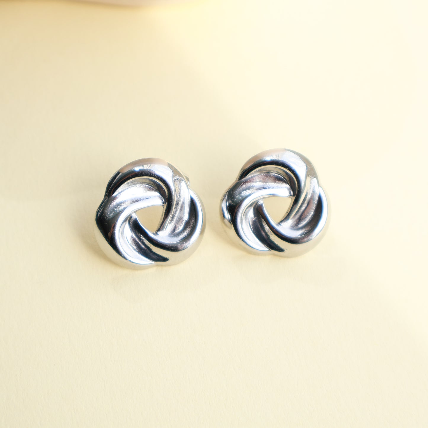 Ohrstecker in Silber aus Edelstahl, runde gedrehte Form