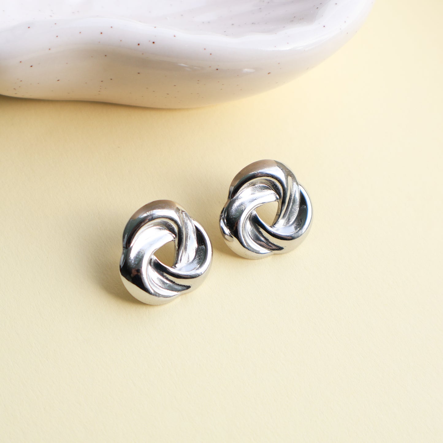 Ohrstecker in Silber aus Edelstahl, runde gedrehte Form