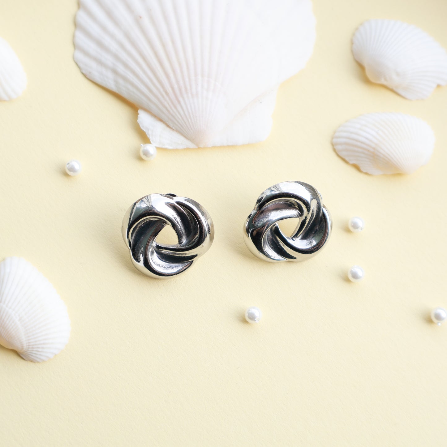 Ohrstecker in Silber aus Edelstahl, runde gedrehte Form