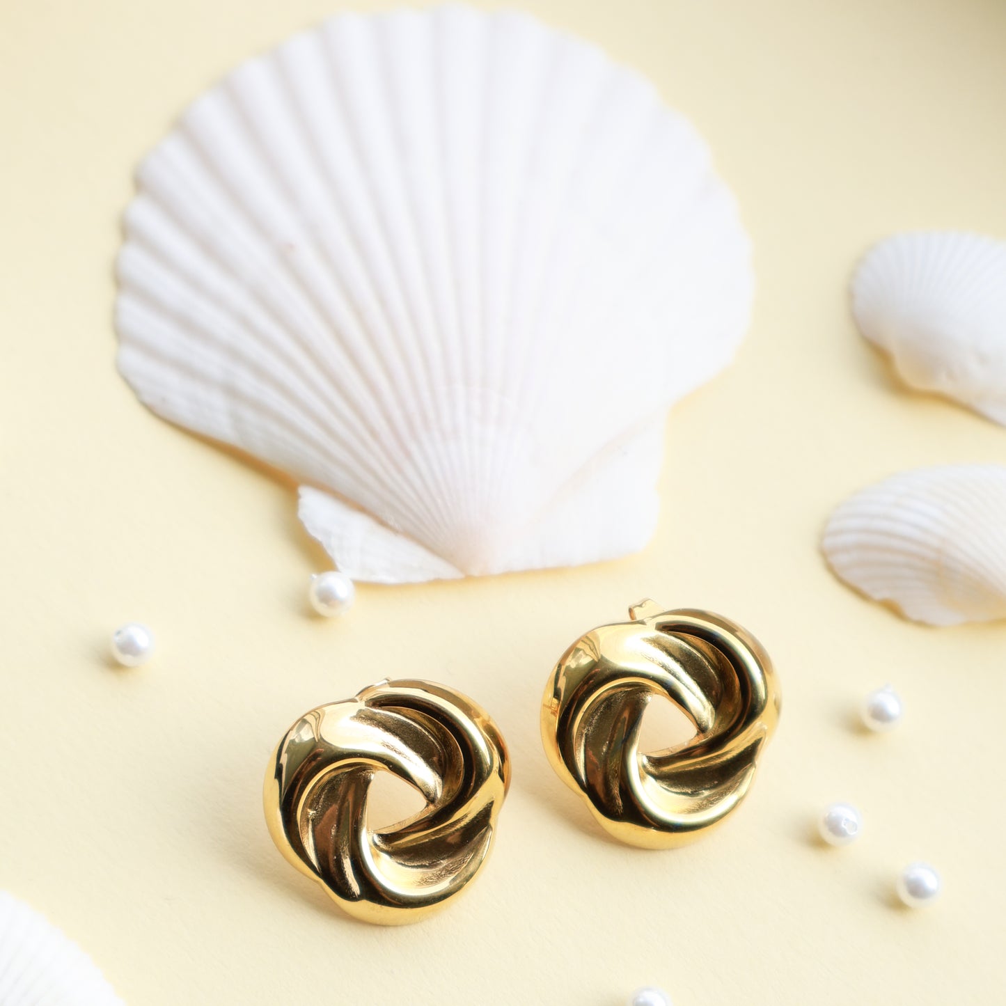 Ohrstecker in Gold aus Edelstahl, runde gedrehte Form