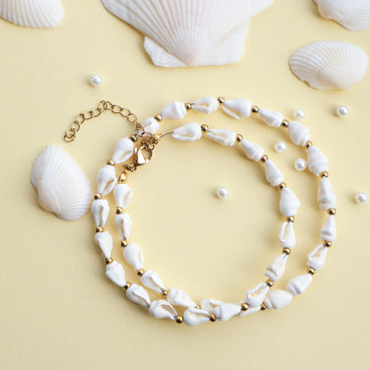 Halskette mit Muscheln und goldenen Perlen aus Edelstahl