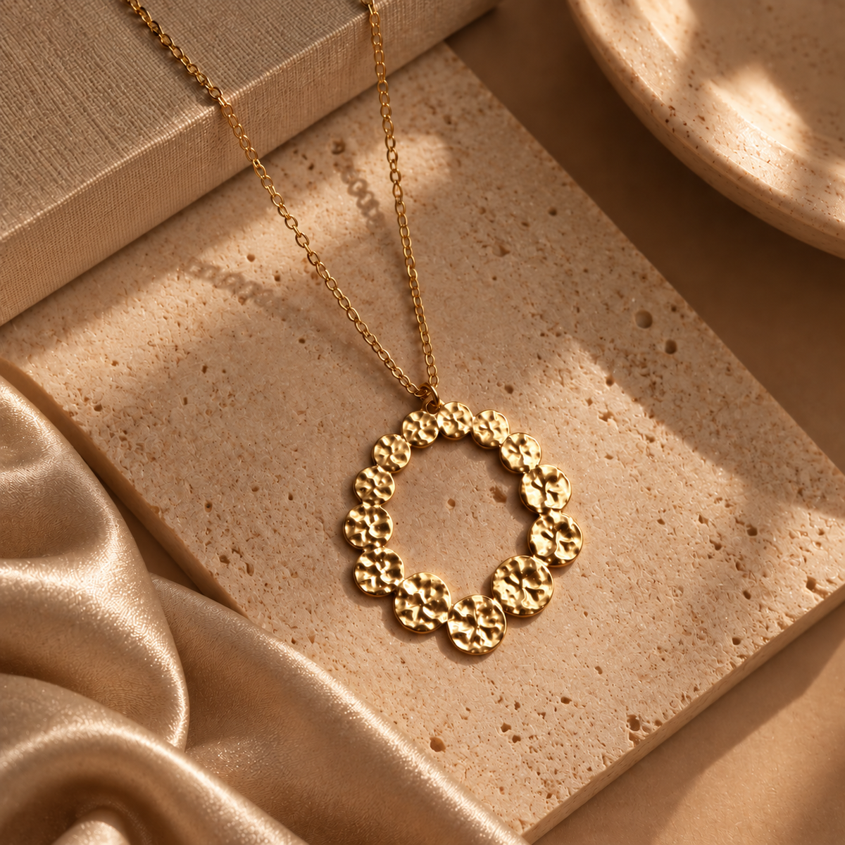 Lange Halskette in Gold mit großem Anhänger, Edelstahl