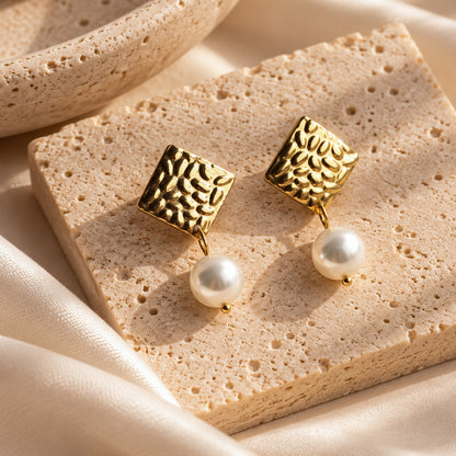 Ohrringe in Gold mit perlweißern Muschelkernperlen, Edelstahl